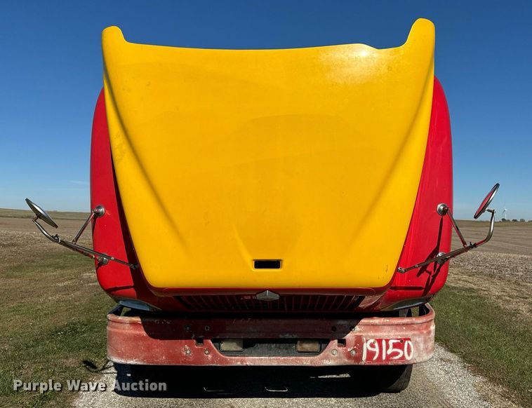 image for item DT2135 2002 International  9100i semi truck