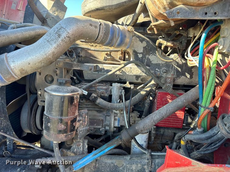 image for item DT2135 2002 International  9100i semi truck