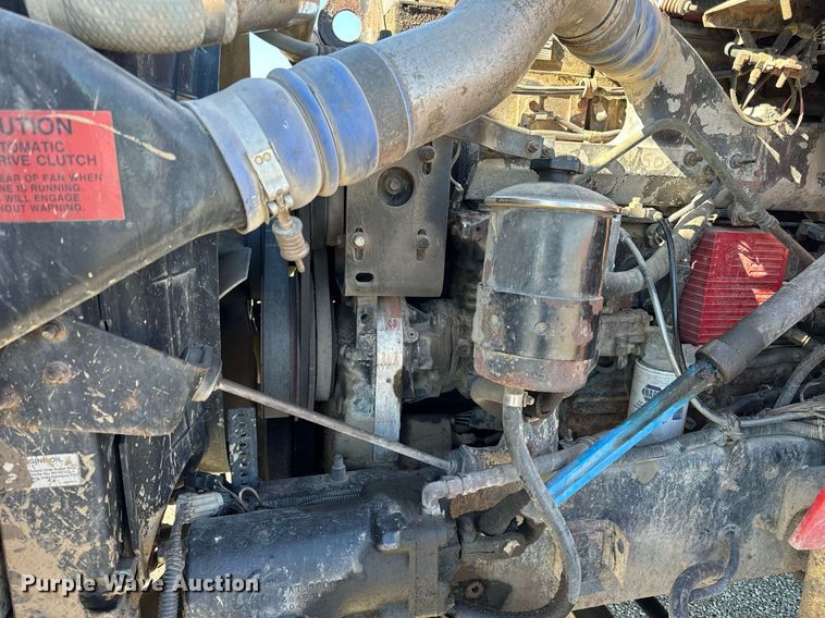 image for item DT2135 2002 International  9100i semi truck