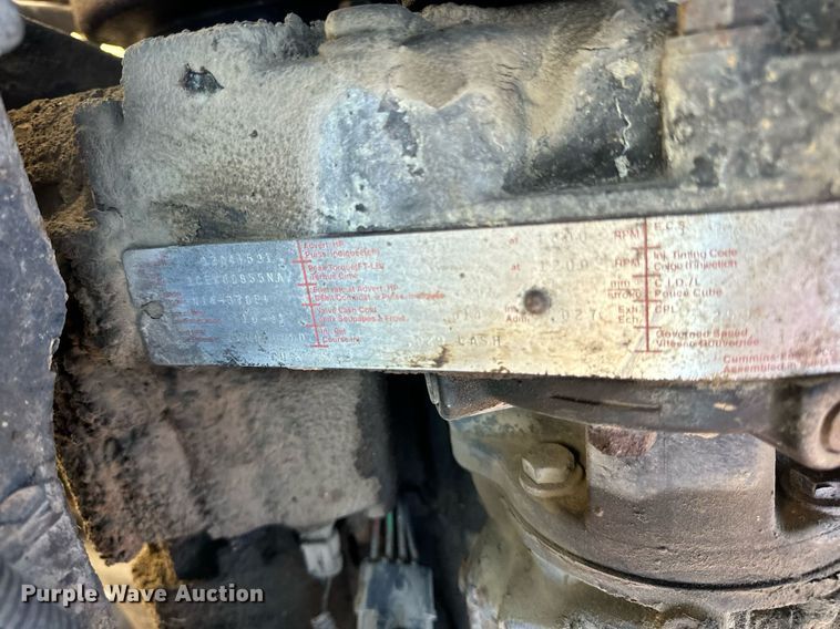 image for item DT2135 2002 International  9100i semi truck