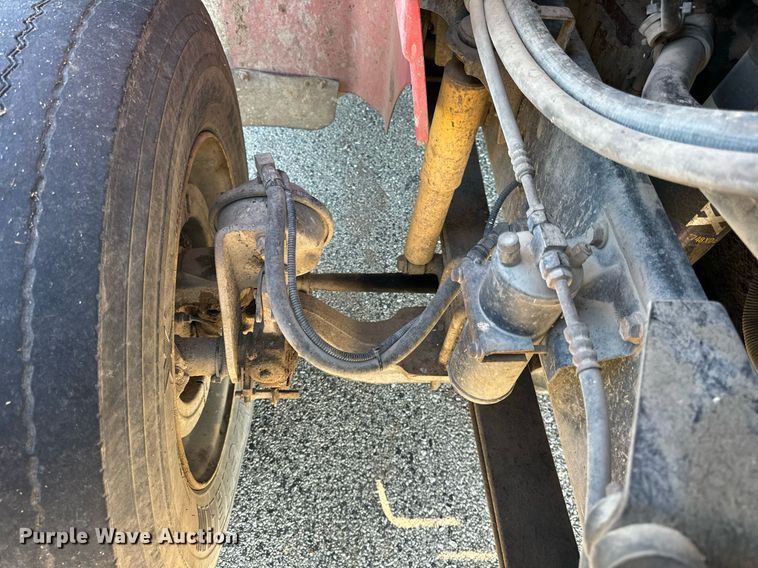 image for item DT2135 2002 International  9100i semi truck