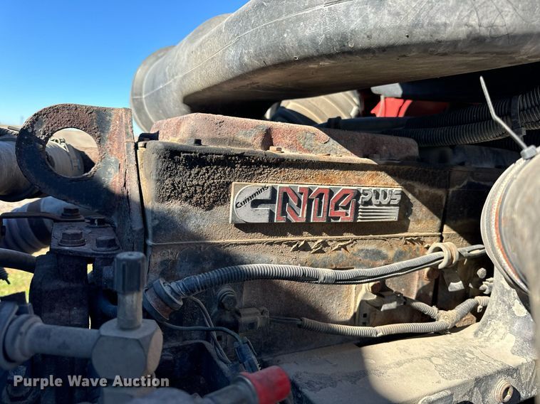 image for item DT2135 2002 International  9100i semi truck