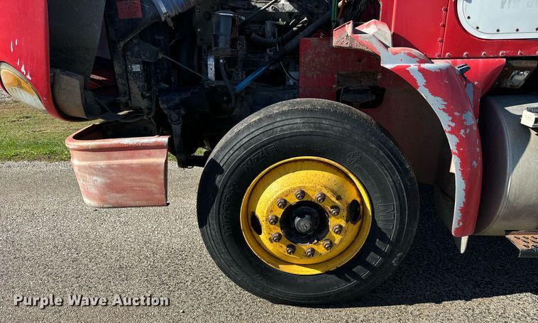 image for item DT2135 2002 International  9100i semi truck