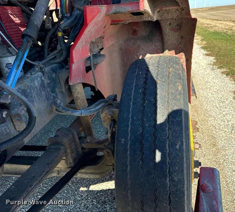 image for item DT2135 2002 International  9100i semi truck