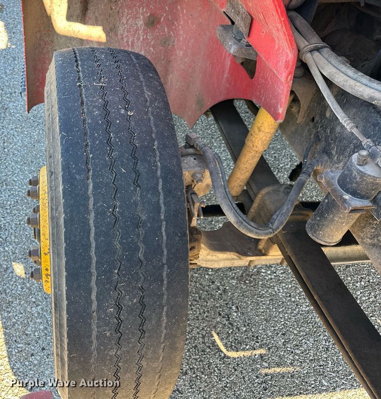 image for item DT2135 2002 International  9100i semi truck