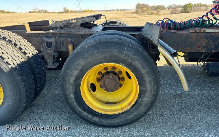 image for item DT2135 2002 International  9100i semi truck