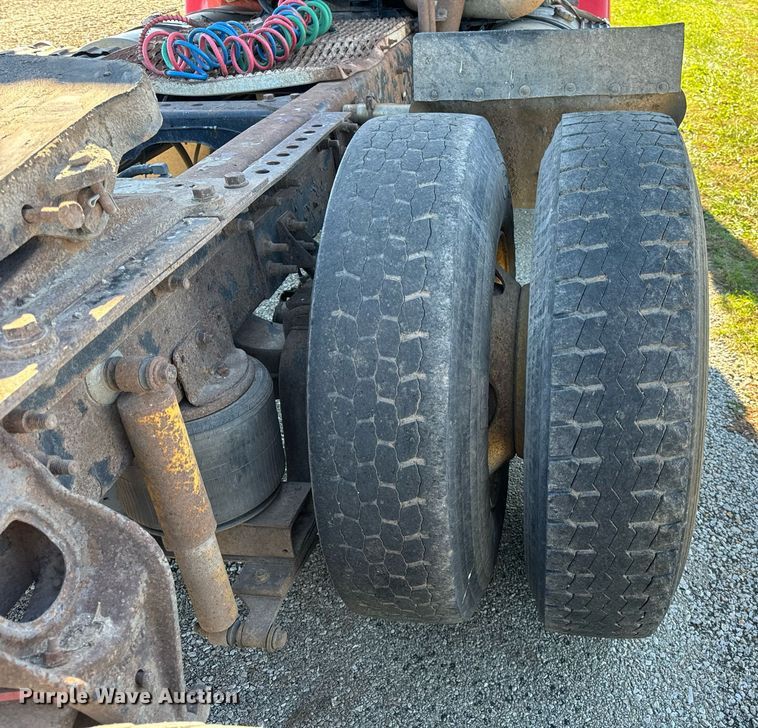 image for item DT2135 2002 International  9100i semi truck