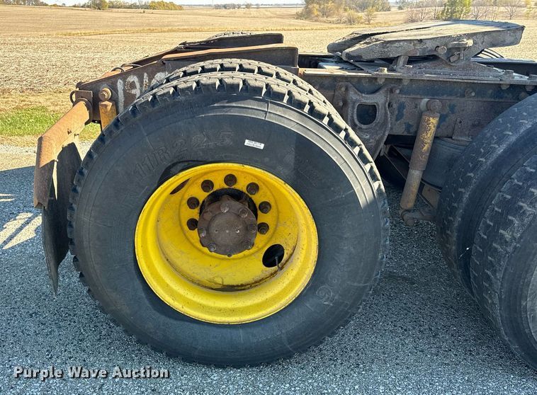 image for item DT2135 2002 International  9100i semi truck