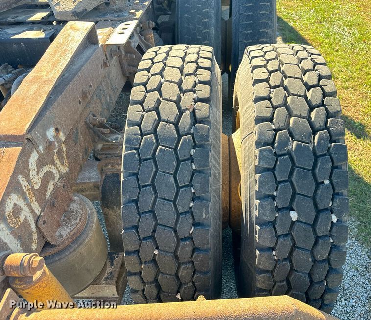 image for item DT2135 2002 International  9100i semi truck