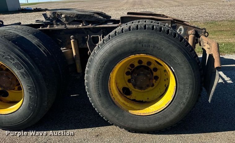 image for item DT2135 2002 International  9100i semi truck