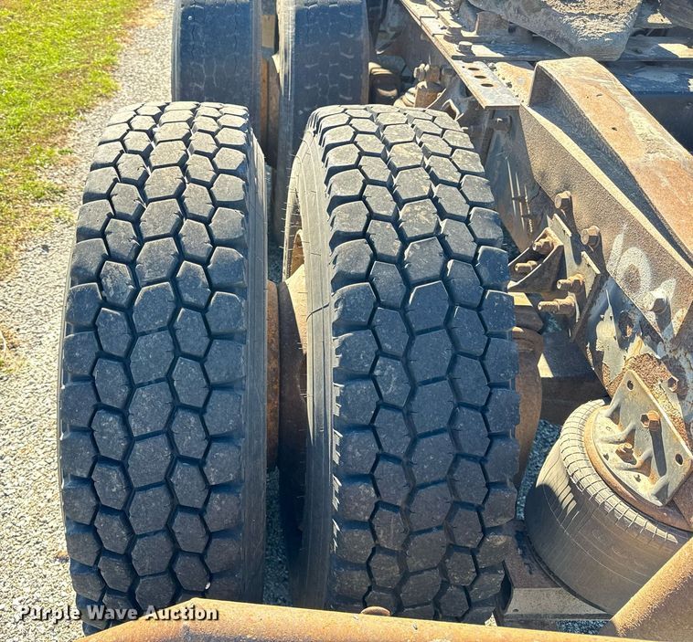 image for item DT2135 2002 International  9100i semi truck