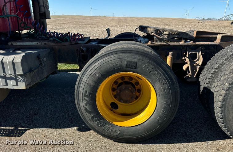 image for item DT2135 2002 International  9100i semi truck