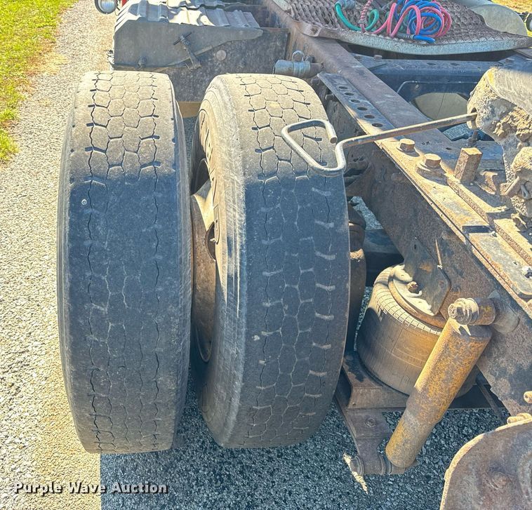 image for item DT2135 2002 International  9100i semi truck