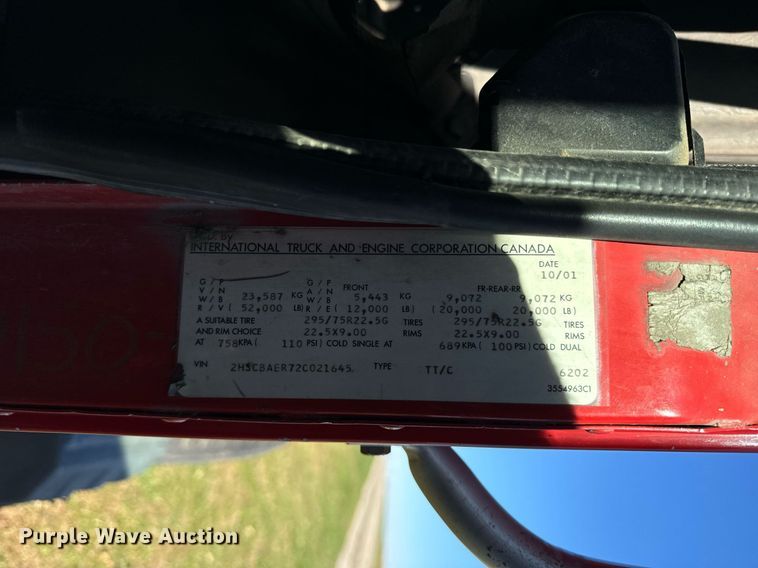 image for item DT2135 2002 International  9100i semi truck