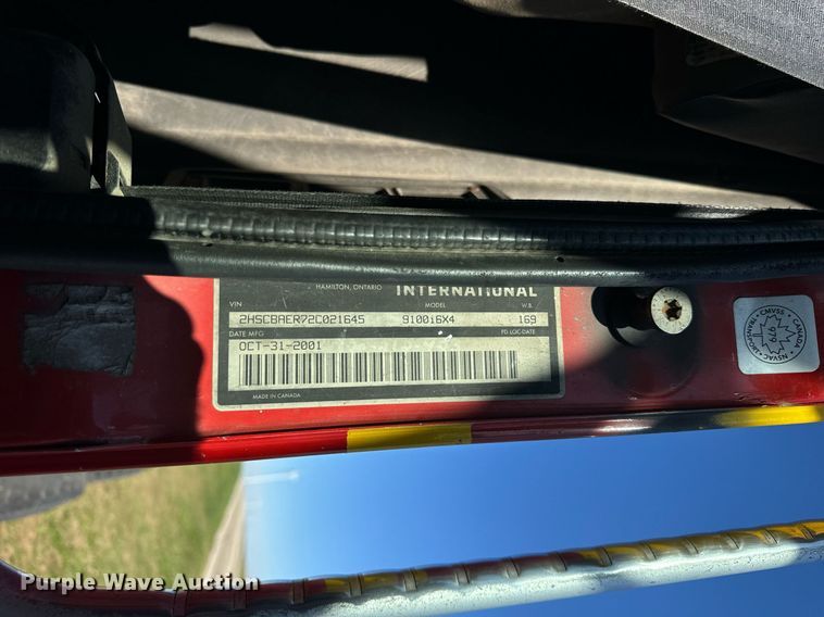 image for item DT2135 2002 International  9100i semi truck