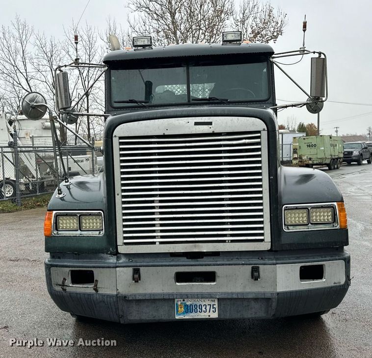 image for item DT2205 1999 Freightliner FLD120 semi truck