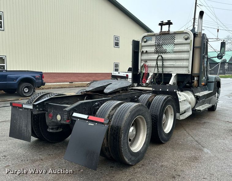 image for item DT2205 1999 Freightliner FLD120 semi truck