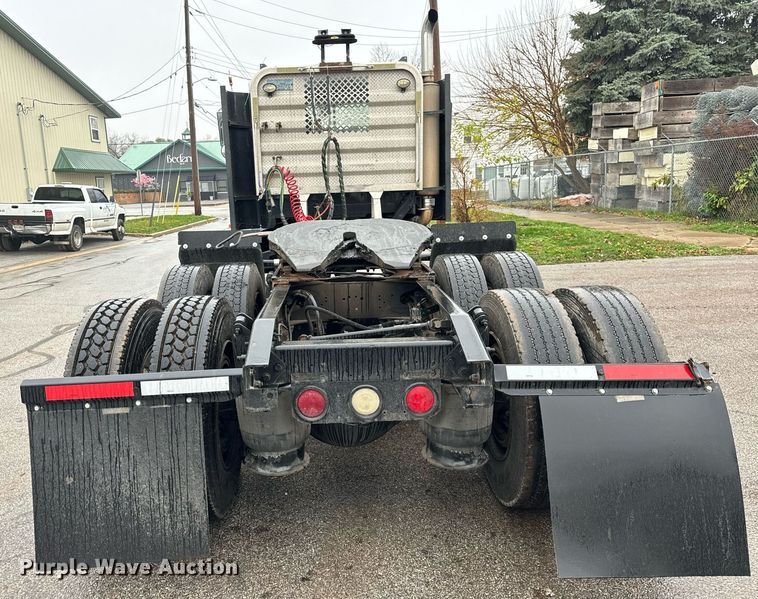 image for item DT2205 1999 Freightliner FLD120 semi truck