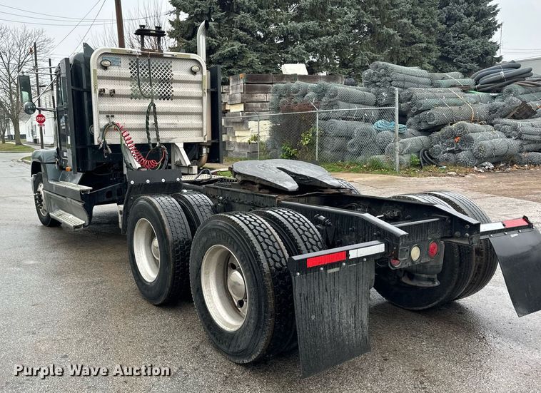 image for item DT2205 1999 Freightliner FLD120 semi truck