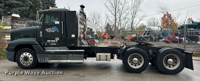 image for item DT2205 1999 Freightliner FLD120 semi truck