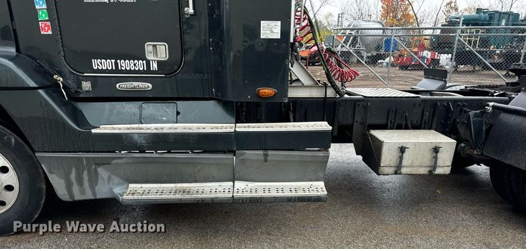 image for item DT2205 1999 Freightliner FLD120 semi truck