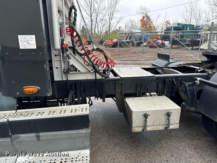 image for item DT2205 1999 Freightliner FLD120 semi truck