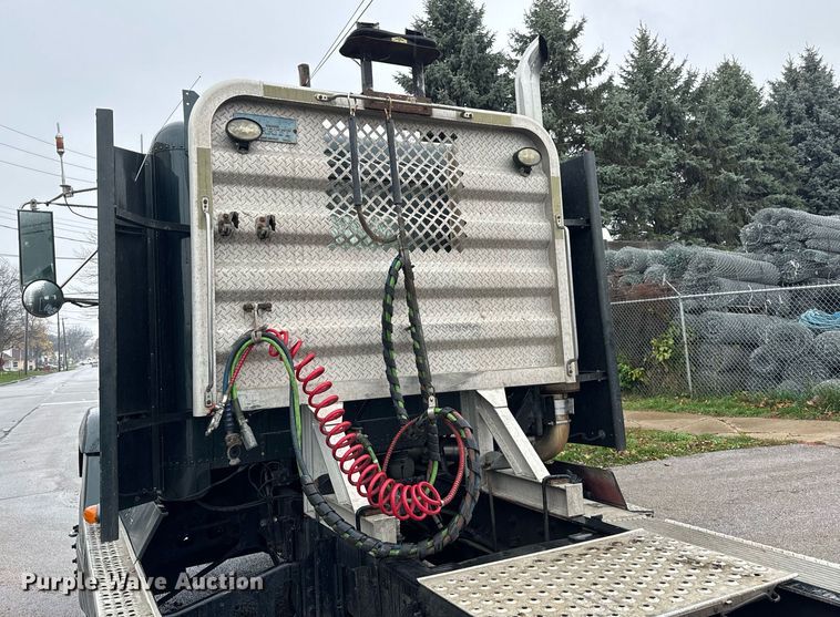 image for item DT2205 1999 Freightliner FLD120 semi truck