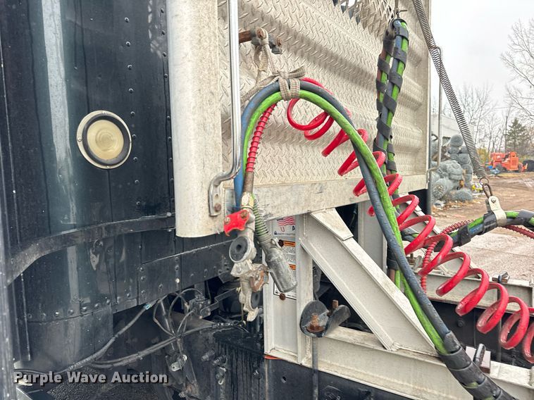 image for item DT2205 1999 Freightliner FLD120 semi truck