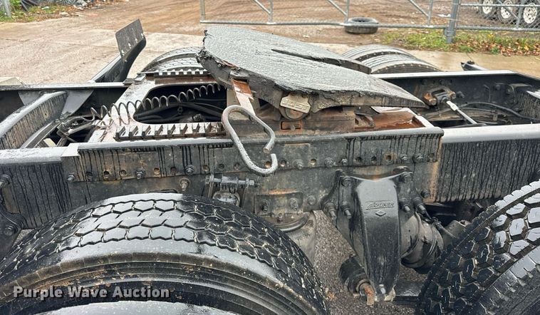 image for item DT2205 1999 Freightliner FLD120 semi truck