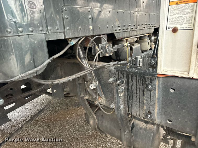 image for item DT2205 1999 Freightliner FLD120 semi truck