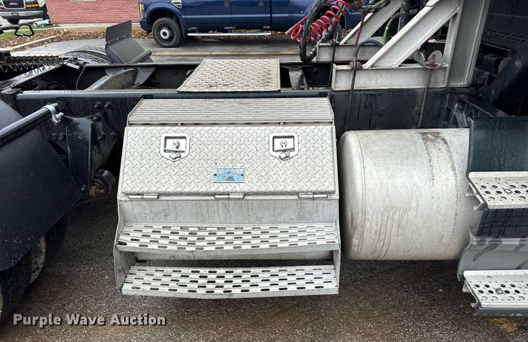 image for item DT2205 1999 Freightliner FLD120 semi truck