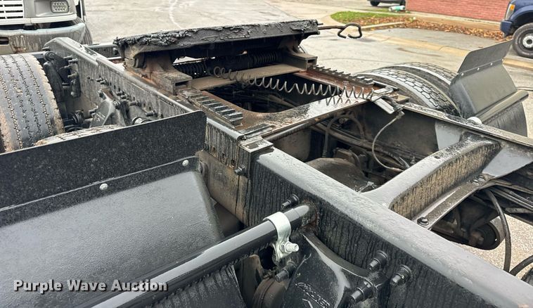 image for item DT2205 1999 Freightliner FLD120 semi truck