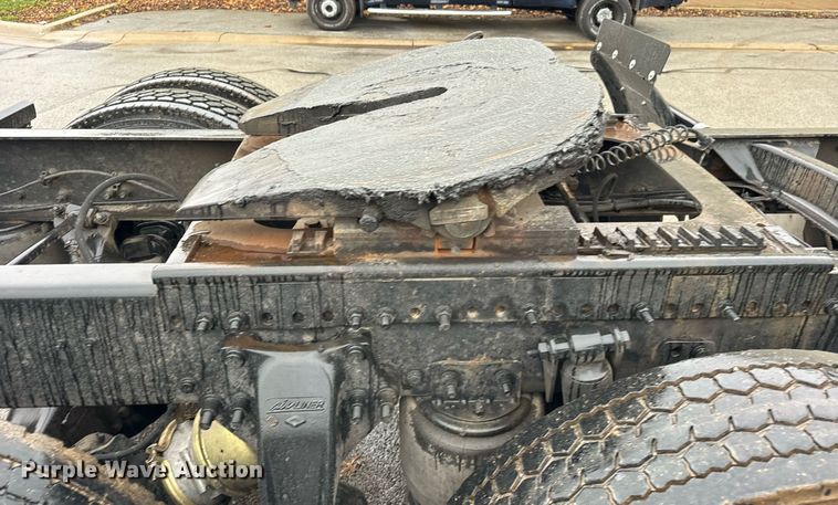 image for item DT2205 1999 Freightliner FLD120 semi truck