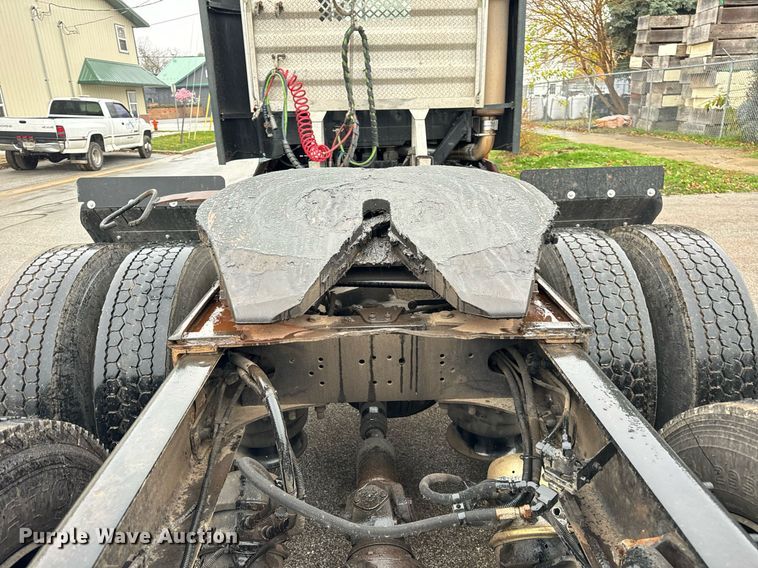 image for item DT2205 1999 Freightliner FLD120 semi truck