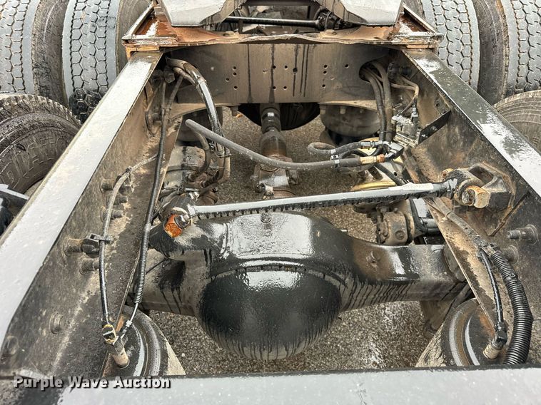 image for item DT2205 1999 Freightliner FLD120 semi truck