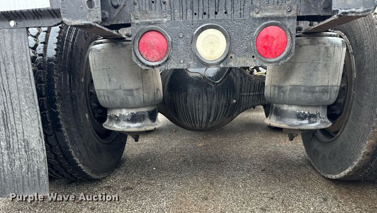 image for item DT2205 1999 Freightliner FLD120 semi truck