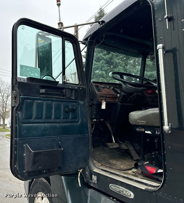 image for item DT2205 1999 Freightliner FLD120 semi truck