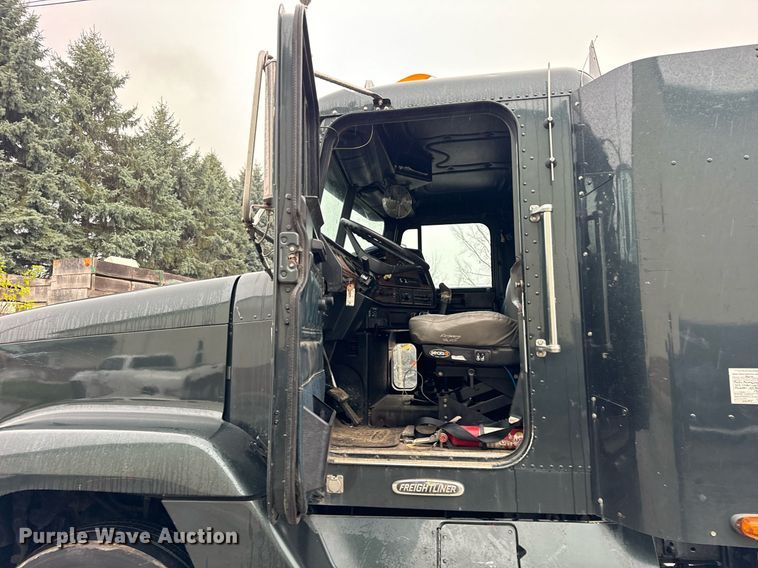 image for item DT2205 1999 Freightliner FLD120 semi truck