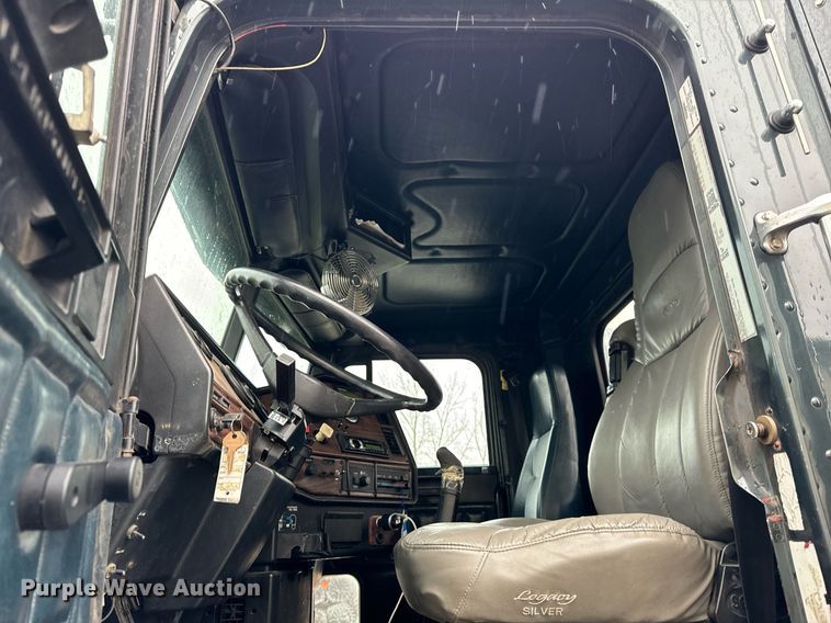 image for item DT2205 1999 Freightliner FLD120 semi truck