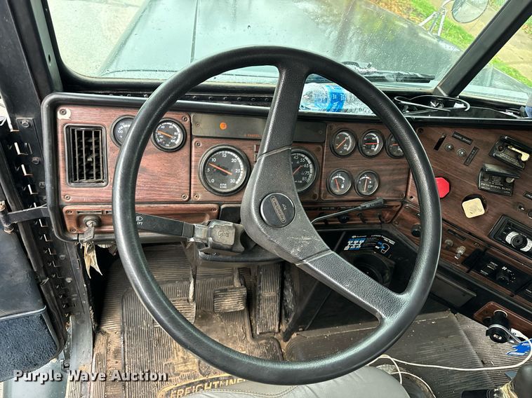 image for item DT2205 1999 Freightliner FLD120 semi truck