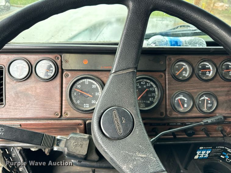 image for item DT2205 1999 Freightliner FLD120 semi truck