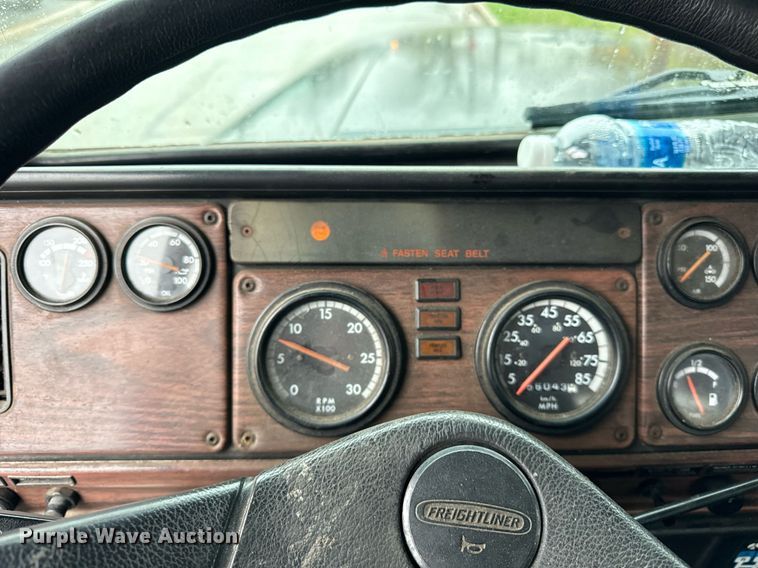 image for item DT2205 1999 Freightliner FLD120 semi truck