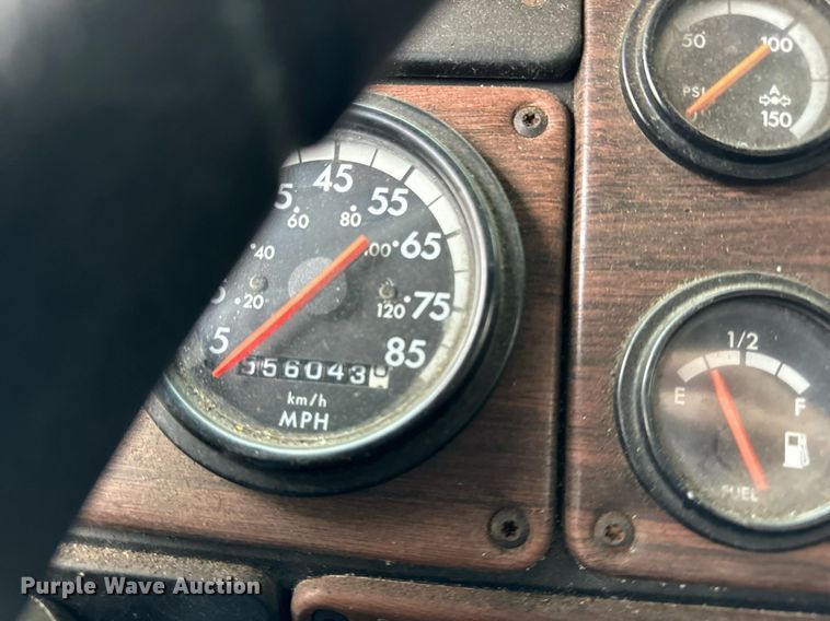 image for item DT2205 1999 Freightliner FLD120 semi truck