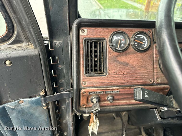 image for item DT2205 1999 Freightliner FLD120 semi truck