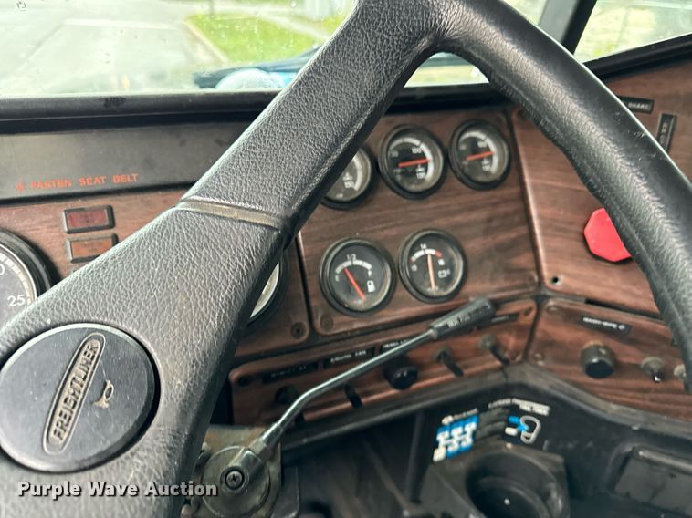 image for item DT2205 1999 Freightliner FLD120 semi truck