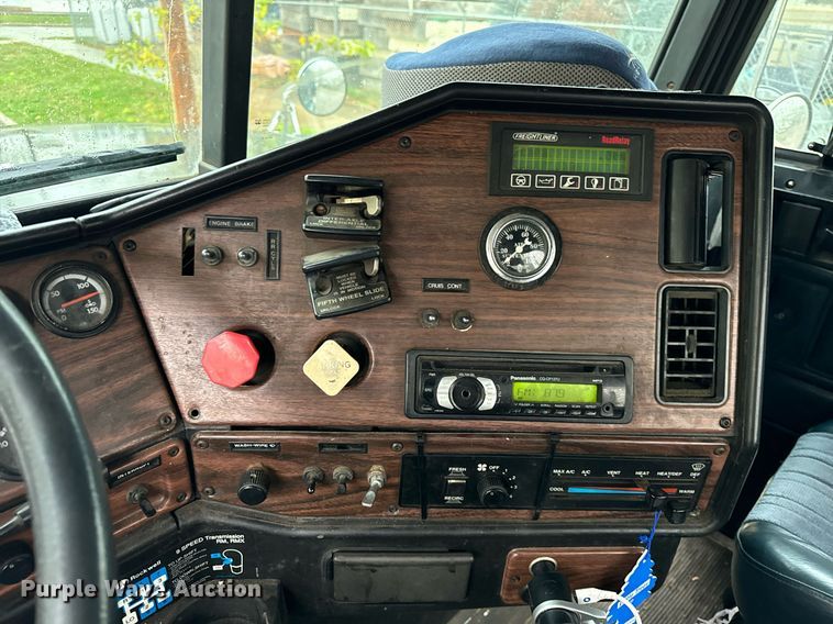 image for item DT2205 1999 Freightliner FLD120 semi truck