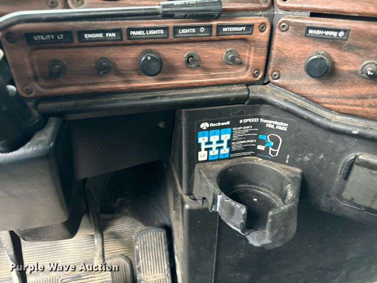 image for item DT2205 1999 Freightliner FLD120 semi truck