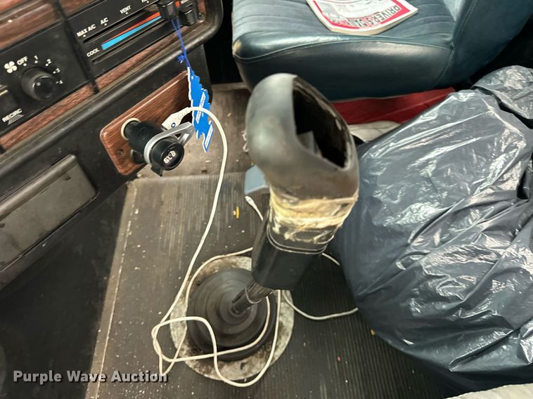 image for item DT2205 1999 Freightliner FLD120 semi truck