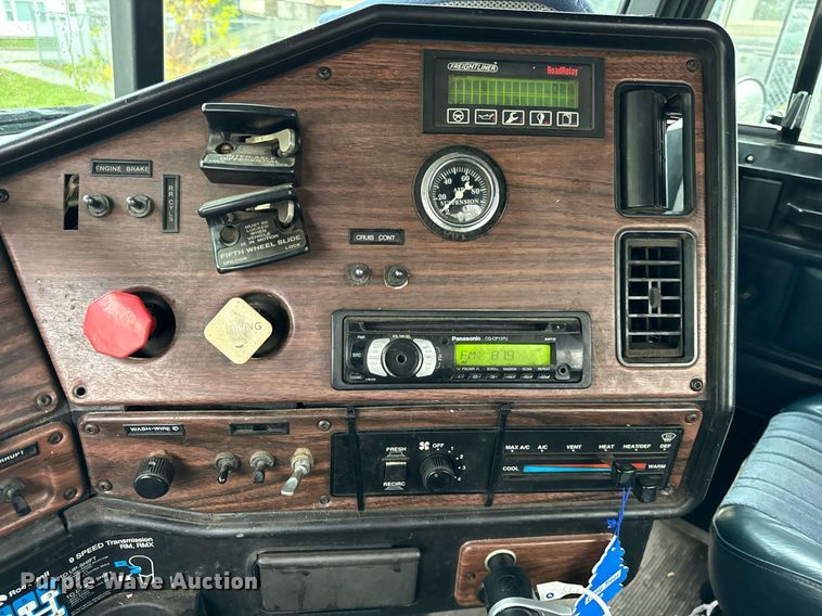 image for item DT2205 1999 Freightliner FLD120 semi truck