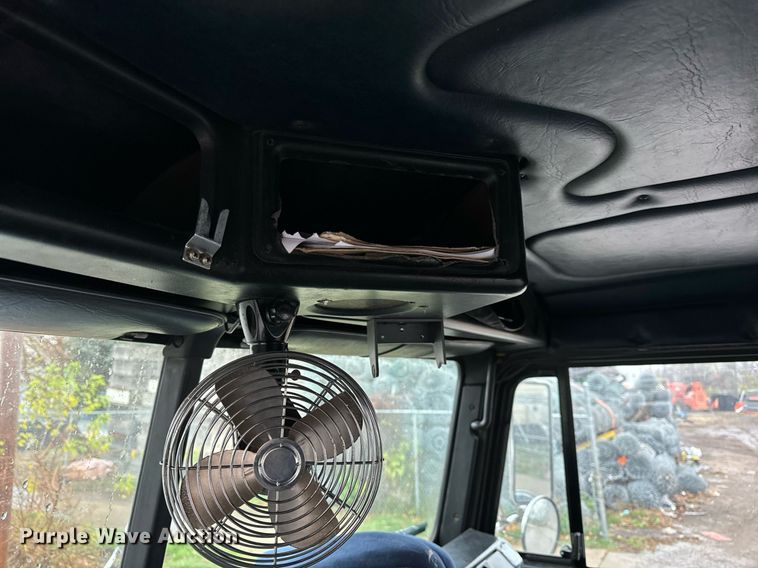 image for item DT2205 1999 Freightliner FLD120 semi truck